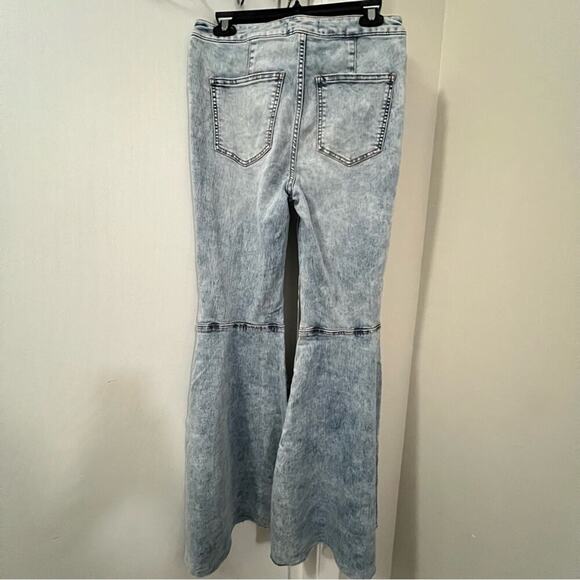 Free People Float On Indigo Marble Flare Jeans Size 28 - Picture 9 of 14
